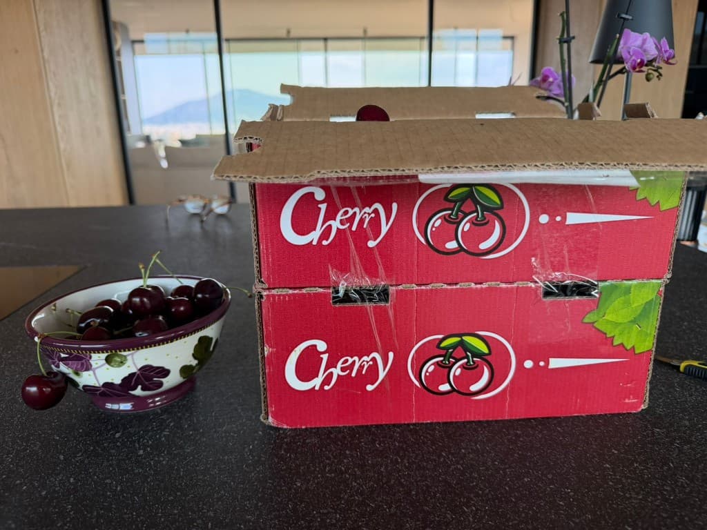 Κεράσια σε μπολ με branded κουτιά